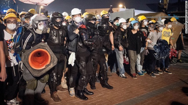 Người biểu tình với trang bị mũ bảo hiểm, khẩu trang, dù chặn đường Lung Wo nơi có tòa nhà chính phủ Hong Kong