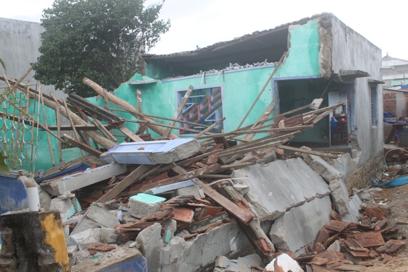 Cơn bão số 4 đổ bộ khiến nhiều nhà dân bị sập đổ, tốc mái, gây thiệt hại nặng nề về tài sản. (ảnh Dân Trí)