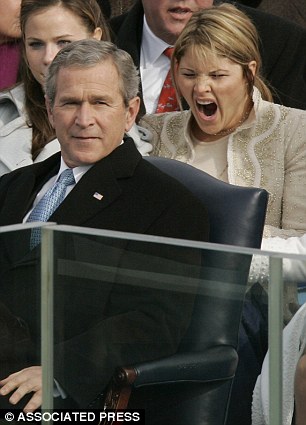 Con gái cựu Tổng Thống George Bush ngáp trong khi tham dự sự kiện với cha 