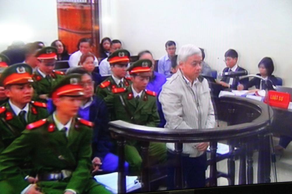 Bị cáo Nguyễn Đức Kiên trở lại tòa sáng nay để trả lời thẩm vấn.