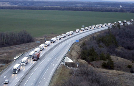 Đoàn xe cứu trợ Nga trên đường tới miền Đông Ukraine