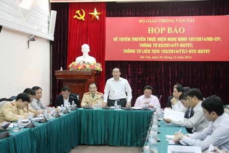 Thứ trưởng Bộ GTVT Nguyễn Hồng Trường trả lời câu hỏi của các phóng viên