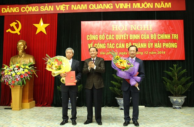  Đồng chí Tô Huy Rứa trao QĐ cho 2 đồng chí Nguyễn Văn Thành (bên phải) và Dương Anh Điền (bên trái ảnh).