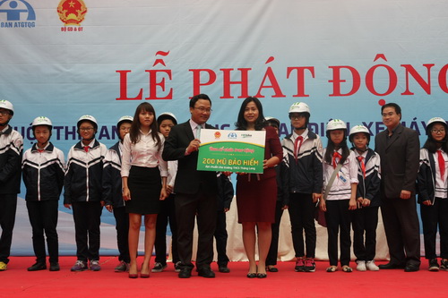 Ông Khuất Việt Hùng, Phó Chủ tịch Uỷ ban ATGT Quốc gia trao 200 MBH cho Trường THCS THăng Long