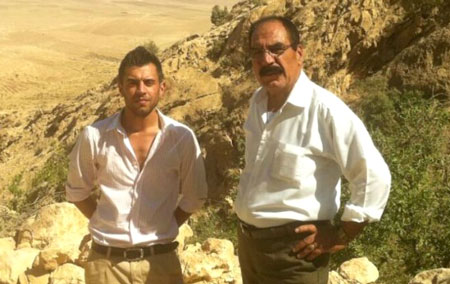 Ông Qassim Shesho (phải) và con trai út Yassir Qassim Khalaf (trái)