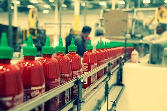 Tương ớt nhãn hiệu Con gà Sriracha.