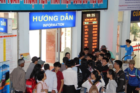 Nhân viên ga Sài Gòn khá vất vã để giải thích với hành khách