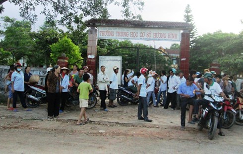 Người dân phản đối việc dồn trường ở xã Hương Bình