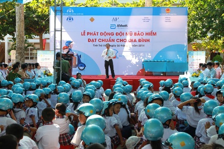 Ông Khuất Việt Hùng, Phó Chủ tịch chuyên trách UBATGT Quốc gia hướng dẫn học sinh đội nón bảo hiểm đúng cách