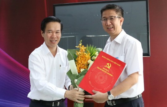 Phó Bí thư Thường trực Thành ủy TP HCM Võ Văn Thưởng trao quyết định cho ông Phạm Đức Hải (Ảnh: Tuổi Trẻ Online)