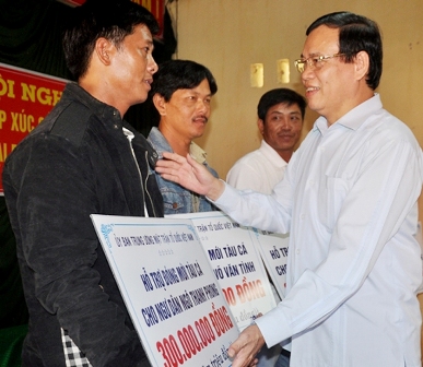 Ông Vũ Trọng Kim, Phó Chủ tịch, kiêm Tổng Thư ký Ủy ban Trung ương MTTQ Việt Nam trao tiền hỗ trợ cho ngư dân Quảng Ngãi