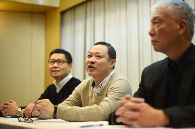 Giáo sư Benny Tai (giữa) cùng ông Chan Kin-Man (trái) và Chu Yiu-Ming công bố quyết định đầu hàng - Ảnh: AFP