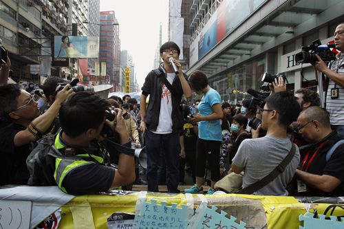 Thủ lĩnh sinh viên Joshua Wong phát biểu trước khi cảnh sát ra tay giải tán điểm biểu tình ở quận Mong Kok hôm nay. Ảnh: Reuters