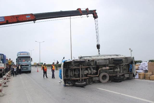 Hiện trường vụ tai nạn khiến giao thông trên cầu Thanh Trì tê liệt trong thời gian dài