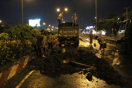 Xe chở bùn bị lật gây kẹt xe trên cầu Bình Phước