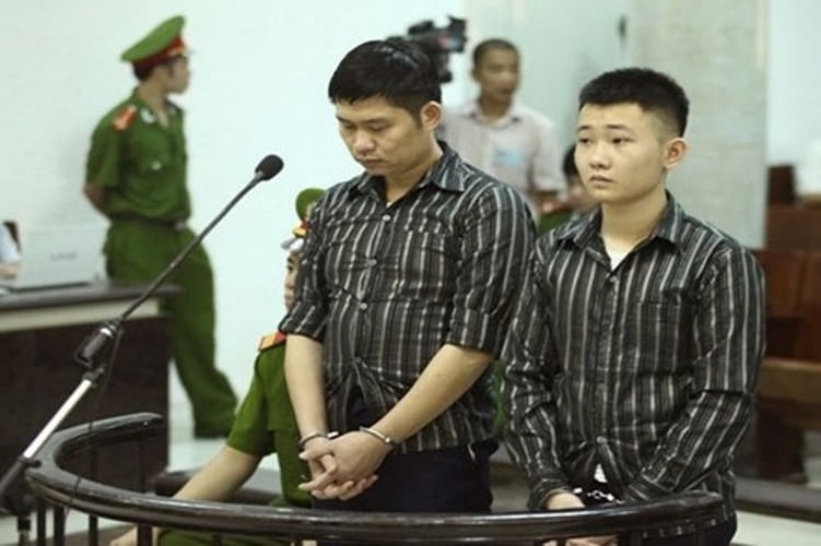 Bị cáo Nguyễn Mạnh Tường và Đào Quang Khánh đứng trước vành móng ngựa