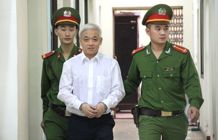 Bị cáo Nguyễn Đức Kiên được dẫn giải vào phòng xử Ảnh: Hữu Tuấn