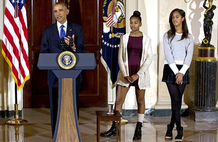Hai con gái Tổng Thống Obama bị chỉ trích vì mặc váy ngắn như trong hình