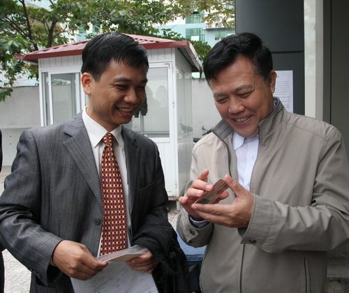 Phó tổng cục trưởng Nguyễn Văn Quyền chúc mừng anh Cường nhận GPLX đầu tiên qua khai báo điện tử