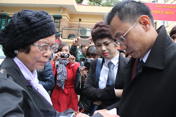 5.Bà Nguyễn Thị Hiền – mẹ nạn nhân Lê Thị Thanh Huyền trao đổi với các luật sư trước phiên tòa