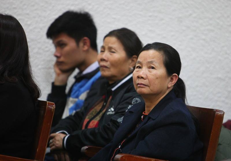 Bà Nguyễn Thị Yến - mẹ bị cáo Đào Quang Khánh trầm ngâm trong suốt phen xét xử.