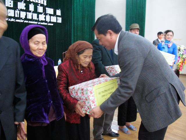 Bộ trưởng Đinh La Thăng trao quà cho những gia định có hoàn cảnh khó khăn tại huyện Ngọc Lặc