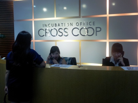 Trong Crosscoop có khoảng 40 công ty thuê văn phòng đại diện tại đây. 