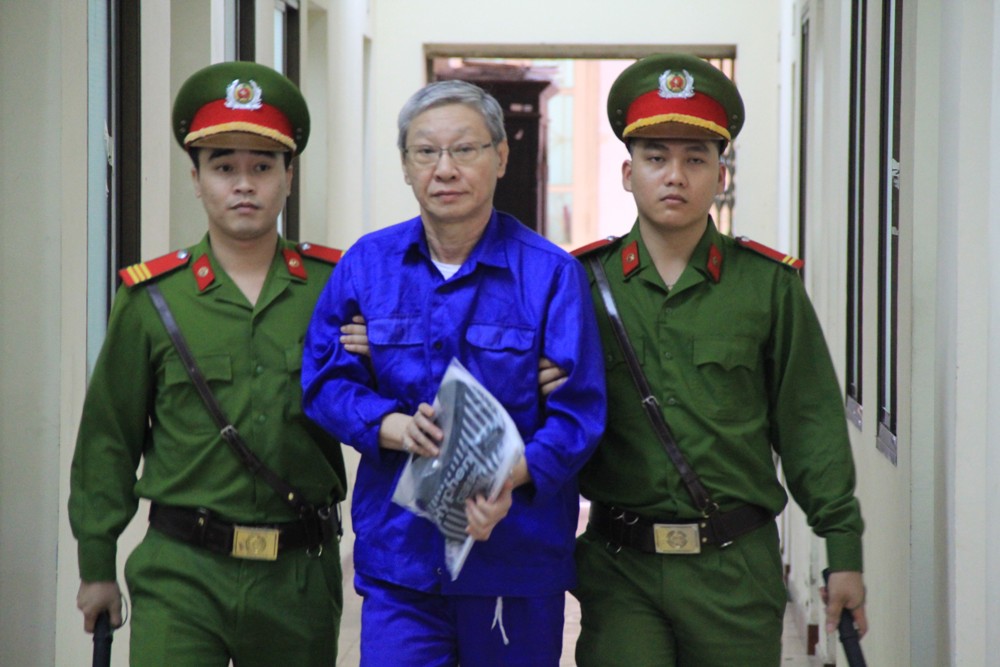 Bị cáo Trịnh Kim Quang được dẫn vào phòng xét xử