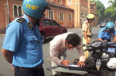 Thanh tra giao thông Sở GTVT TP Hồ Chí Minh yêu cầu hành khách viết tường trình sử dụng dịch vụ xe Uber
