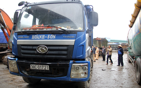 Chiếc xe tải của Tập đoàn Hoành Sơn, trực tiếp liên quan tới vụ tai nạn và tài xế tại cơ quan điều tra
