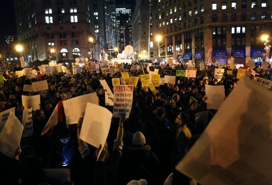 Người biểu tình tụ tập tại Quảng trường Foley, hạ Manhattan