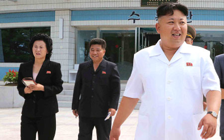  Em gái chủ tịch Triều Tiên Kim Jong Un (trái) chuyến thăm tới Wonsan, tỉnh Kangwon