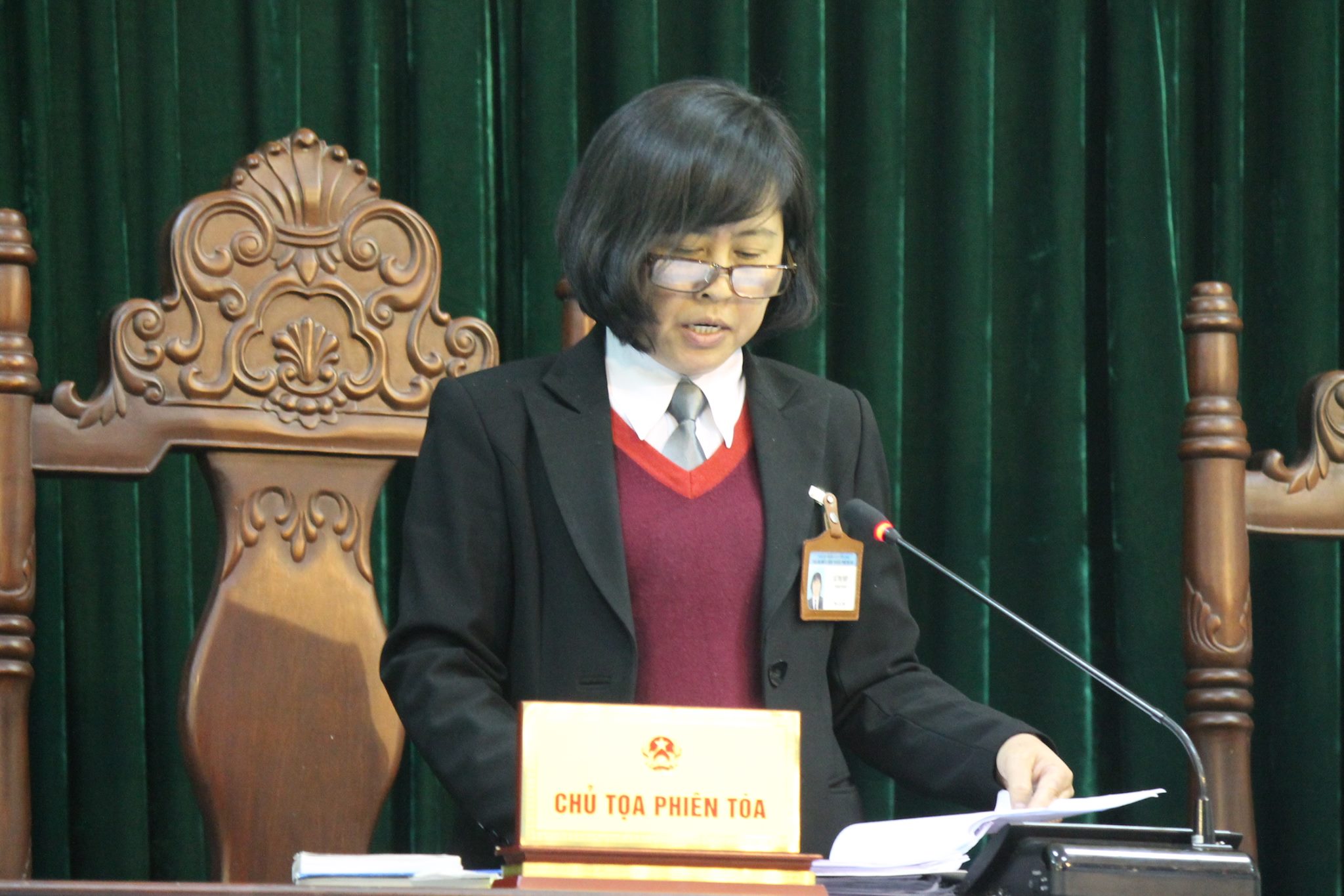 Thẩm phán Lê Thị Hợp đọc bản án dành cho 2 bị cáo Nguyễn Mạnh Tường và Đào Quang Khánh