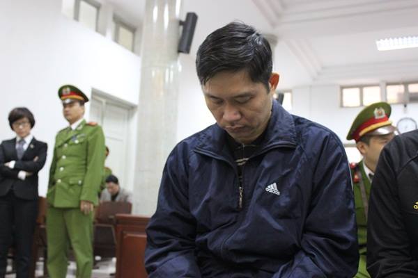Nguyễn Mạnh Tường luôn cúi mặt từ khi bị dẫn giải vào tòa.