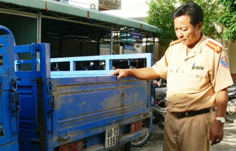 Phát hiện xe ba gác máy Trung Quốc sử dụng giấy tờ giả.