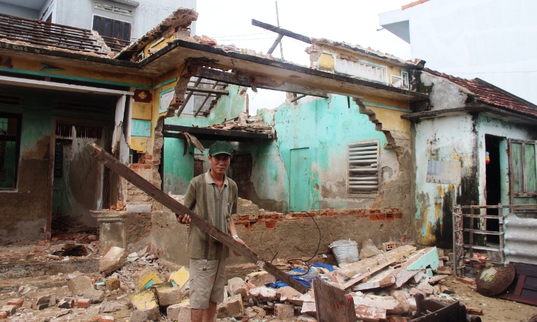 Bão số 4 gây nhiều thiệt hại tại Bình Định, Phú Yên (trong ảnh Nhà người dân xã Phước Thuận, Tuy Phước (Bình Định) bị sập, hư hại)