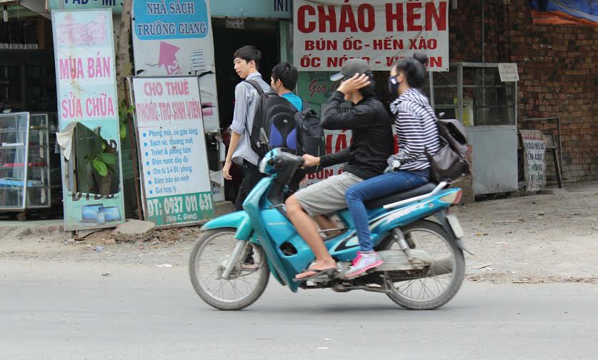 Sinh viên chở nhau không đội mũ bảo hiểm, cười đùa vô tư