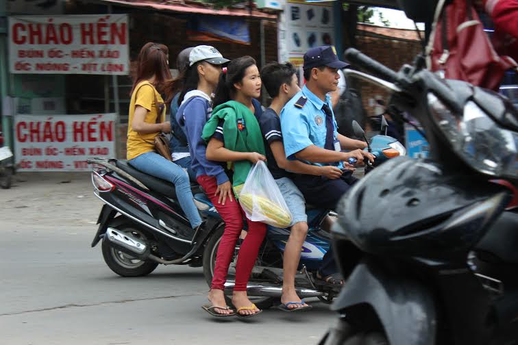 Một bảo vệ chở đến 4 người.