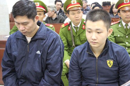  Bị cáo Nguyễn Mạnh Tường và Đào Quang Khánh tại phiên xét xử sơ thẩm ngày 4/12. Ảnh: Hoài Thu