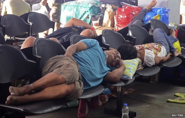 Khoảng 100 chuyến bay bị hủy vì bão Hagupit
