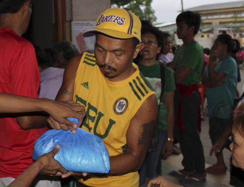Người dân đang nhận thực phẩm cứu trợ sau khi di tản 