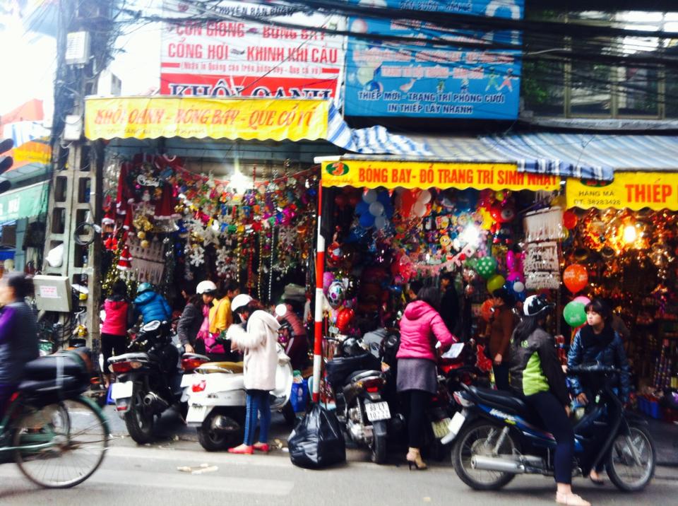 Trên con phố Hàng Mã khách mua, chủ bán nhộn nhịp mùa Giáng sinh mới