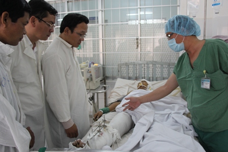 Ông Khuất Việt Hùng - thay mặt Ủy ban ATGT Quốc gia, Bộ GTVT thăm nạn nhân tại phòng hồi sức BV Bà Rịa