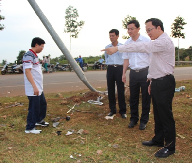 Kiểm tra tỉ mỉ hiện trường vụ tai nạn giao thông thảm khốc làm 02 người chết và 6 người bị thương