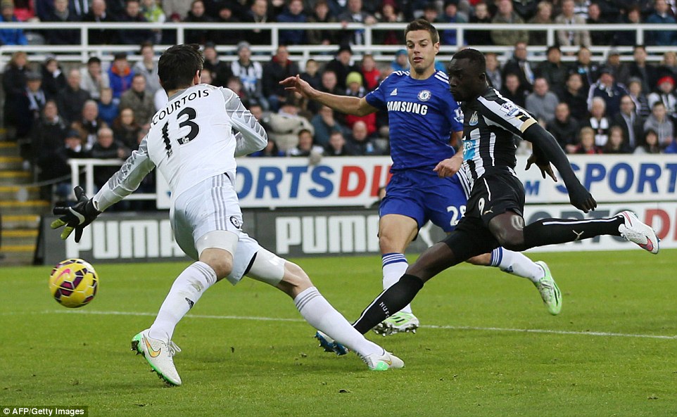 Chelsea (áo xanh) thua sốc Newcastle