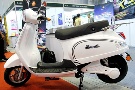 Xe máy điện có kiểu dáng Vespa đang được bán trên thị trường với giá trên 20 triệu đồng- Ảnh: Zing