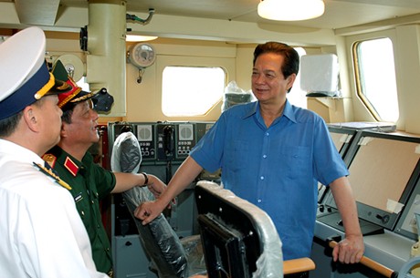 Thủ tướng Nguyễn Tấn Dũng tham quan phòng điều khiển - ảnh VGP