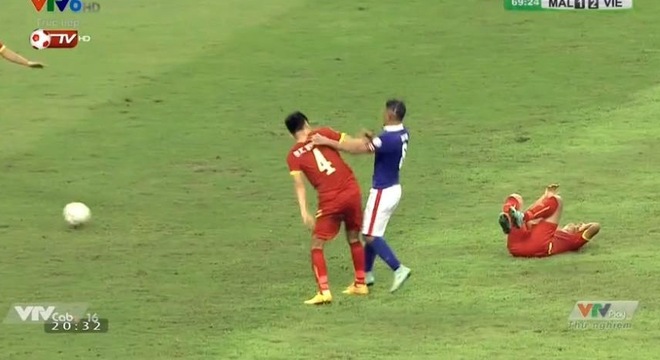 Trong quá trình diễn ra trận đấu, nhiều CĐV Malaysia còn chiếu laser vào người cầu thủ Việt Nam.