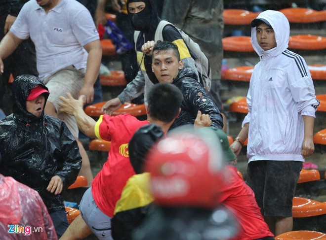 Cảnh sát Malaysia đã bắt giữ một số đối tượng quá khích của nước chủ nhà. Có thể thấy rõ sự hung hãn của CĐV áo đen trước CĐV Việt Nam.