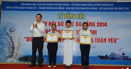 Đại diện Ban tổ chức trao giải cho các thí sinh được giải.